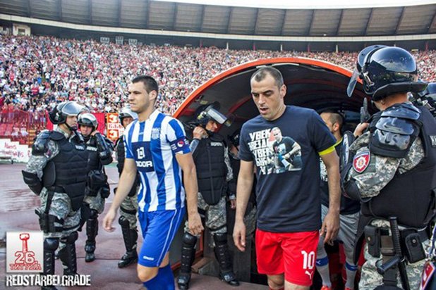 Футболистите на Звезда излязоха на терена с фланелки за Дунич