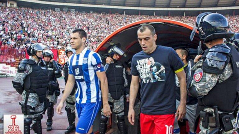 Футболистите на Звезда излязоха на терена с фланелки за Дунич