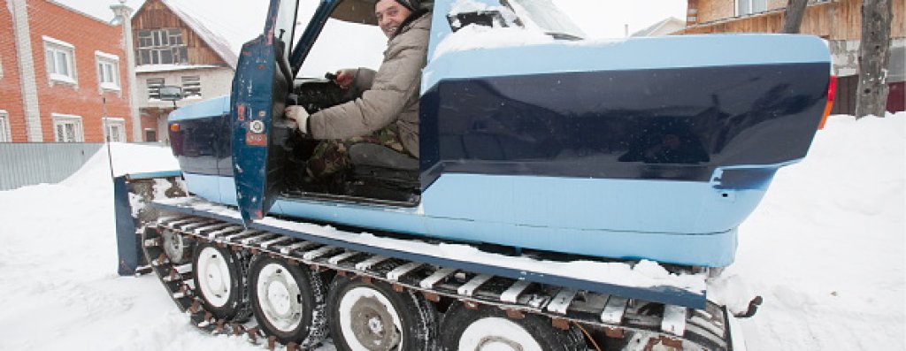 Russian mechanic Rodin assembles snowplough from car parts