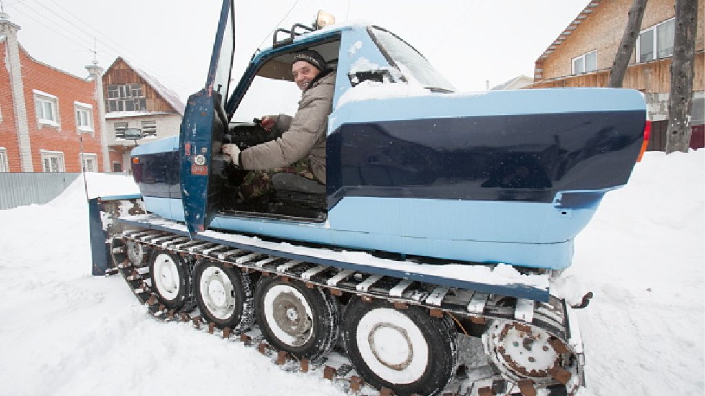 Russian mechanic Rodin assembles snowplough from car parts