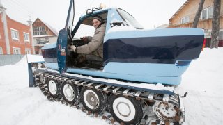 Russian mechanic Rodin assembles snowplough from car parts