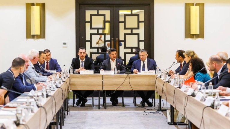 От адмистрацията уверяват, че разполагат с време за избиране на нова обслужваща банка