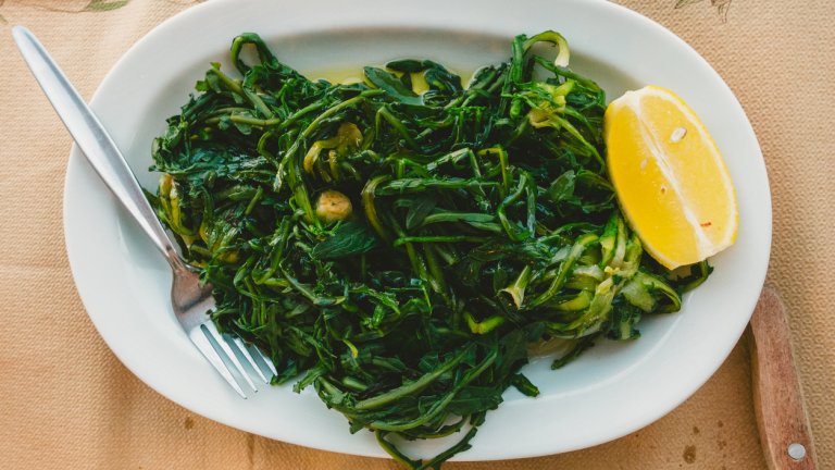 В страната има дълга традиция за ядене на диви зелении