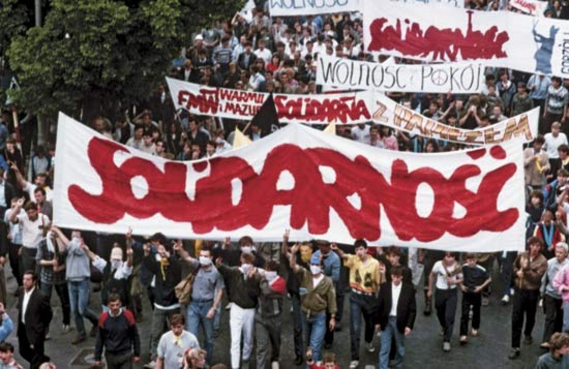 1982: „Солидарност“ срещу СССР

Световното първенство през 1982 г. в Испания се играе в две групови фази. Във втората съперници в групата са Белгия, СССР и Полша. Тънката подробност е, че по онова време поляците са под ботуша на военната диктатура на генерал Ярудзелски, поддържан от Съветския съюз срещу опозиционния профсъюз „Солидарност“, чийто лидер Лех Валенса гние в затвора. Последният мач между СССР и Полша се оказва решаващ за това кой ще продължи в полуфиналите. „Това ще бъде мачът на мачовете“, отсича капитанът на Полша Збигнев Бониек напук на комунистическата пропаганда във Варшава. 
Във всичките четири сектора на стадион „Ноу Камп“ в Барселона полските емигранти издигат огромни плакати с надпис „Солидарност“, за да се видят по време на преките предавания в соцлагера. И двата отбора минават за едни от хитовите в шампионата, но заради идеогическата обремененост предпочитат да играят на сигурно. Двубоят завършва 0:0, и напред се класира „Дружина полска“. Мачът остава като един от най-великите за всички времена в историята на футболна Полша. 
