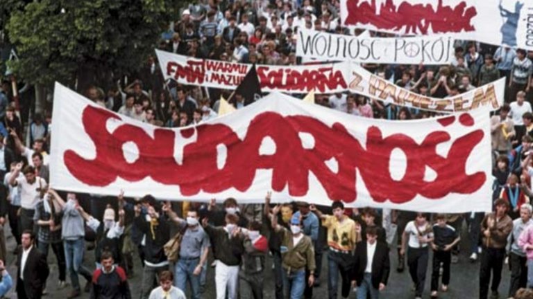 1982: „Солидарност“ срещу СССР
Световното първенство през 1982 г. в Испания се играе в две групови фази. Във втората съперници в групата са Белгия, СССР и Полша. Тънката подробност е, че по онова време поляците са под ботуша на военната диктатура на генерал Ярудзелски, поддържан от Съветския съюз срещу опозиционния профсъюз „Солидарност“, чийто лидер Лех Валенса гние в затвора. Последният мач между СССР и Полша се оказва решаващ за това кой ще продължи в полуфиналите. „Това ще бъде мачът на мачовете“, отсича капитанът на Полша Збигнев Бониек напук на комунистическата пропаганда във Варшава. 
Във всичките четири сектора на стадион „Ноу Камп“ в Барселона полските емигранти издигат огромни плакати с надпис „Солидарност“, за да се видят по време на преките предавания в соцлагера. И двата отбора минават за едни от хитовите в шампионата, но заради идеогическата обремененост предпочитат да играят на сигурно. Двубоят завършва 0:0, и напред се класира „Дружина полска“. Мачът остава като един от най-великите за всички времена в историята на футболна Полша.