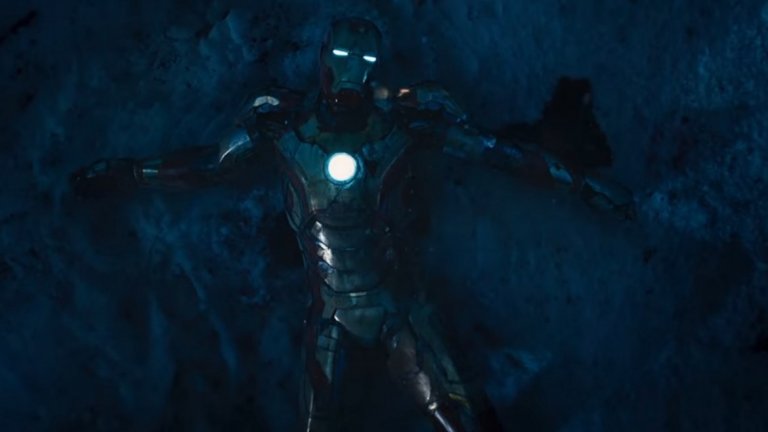 Iron Man 3 / Железният човек 3
Хей, може да не е най-добрият филм за Железния човек, но пак е по-добре от третия "Сам вкъщи" (онзи с терористите и скъпоценната детска количка). Филмът дори започва с новогодишно парти през 1999 г., където арогантният Тони Старк (Робърт Дауни-младши) прецаква млад учен и си създава враг за цял живот. Години по-късно, отново преди Коледа, Старк вече е супергероя Железният човек, спасил е света, но сега трябва да спаси и себе си и любимите си хора от Гнева на нърда. Макар голяма част от действието да се развива край слънчевото имение на милиардера, проблемите му го отвеждат в снежните покрайници на градче нейде из Тенеси. И докато едни чакат празниците, Старк чака своята възможност за коледно отмъщение.