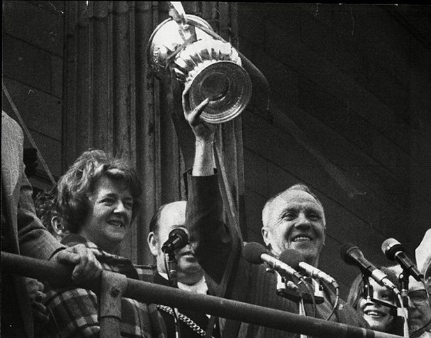 Гордият шотландец показва от балкона пред кметството в Ливърпул първата Купа на футболната асоциация, спечелена в историята на клуба (1975 г.).