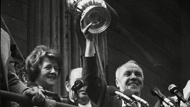 Гордият шотландец показва от балкона пред кметството в Ливърпул първата Купа на футболната асоциация, спечелена в историята на клуба (1975 г.).