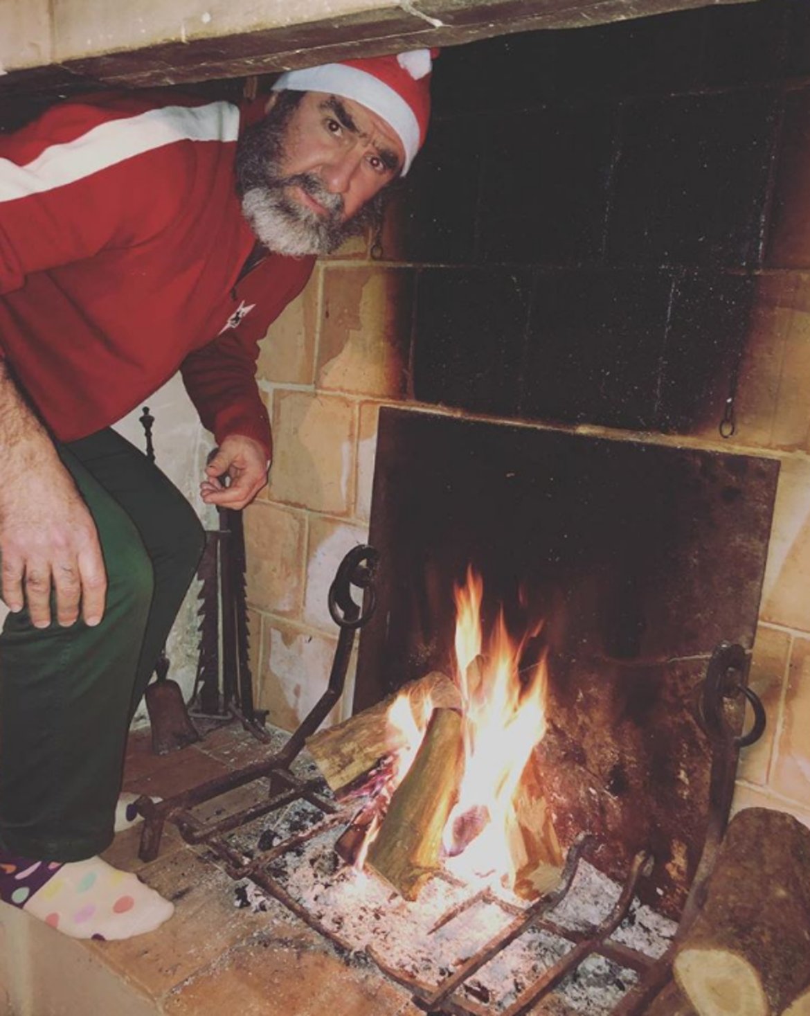 Ерик Кантона качи в Instagram снимка, на която е дегизиран като Дядо Коледа и се кани да се измъкне от къщата през камината