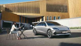 Електромобилът е с пробег от 610 километра с едно зареждане и с 325 конски сили