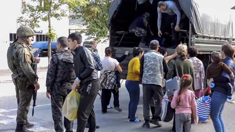 Руски войници евакуират цивилни от Нагорни Карабах