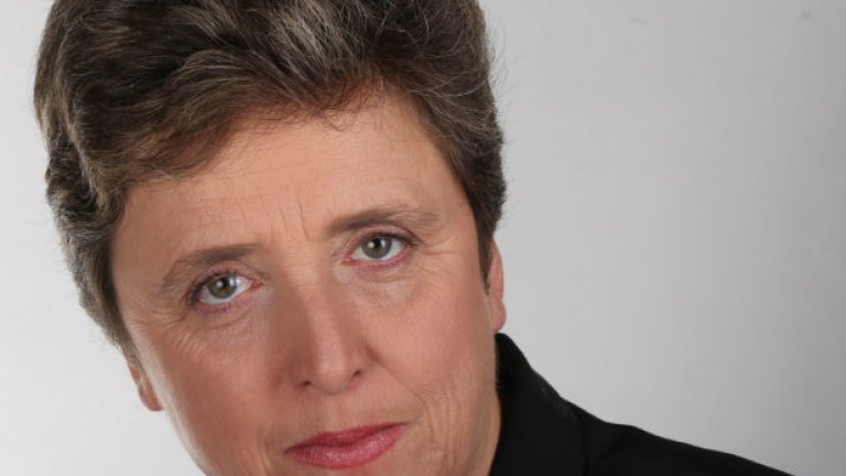 ДОРА ЯНКОВА
С 32-годишен партиен стаж Дора Янкова е пример за приемствеността между тъмночервения и светлорозовия период на левицата. Тя остана лоялна на Сергей Станишев и не подкрепи новата версия на АБВ, въпреки близостта си с Георги Първанов. Дългогодишен кмет и шеф на сдружението на общините, има поглед над цялата страна и може да върне диалога с недоволните партийци по места. При съставянето на новия Национален съвет на БСП през 2012 г. влезе трета по „преференциален" вот на делегатите (след Янаки Стоилов и Георги Първанов). Тогава сама оттегли номинацията си за председател с думите: „На този етап лидерската битка в партията не ме изкушава". А сега? Шансът е 40%.