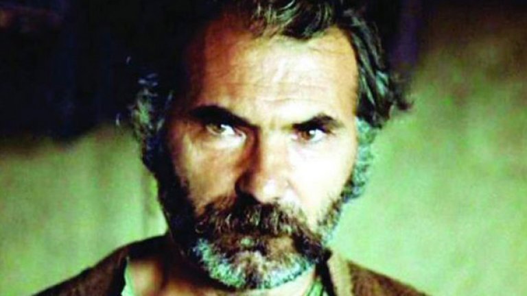 Подценен: Мъжки времена (1977), 32 място
По разказите на Николай Хайтов „Мъжки времена” и „Сватба”, като самият писател е автор на сценария. Действието се развива във времена, когато краденето на жени е било обичай и тънък занаят. Един от най-добрите в този занаят е Банко – горд планинец, на когото е възложено да открадне хубавата и трудолюбива мома Елица. Той трябва да я отведе при мекушав младоженец, който мисли, че може да притежава всичко срещу пари. 
Заедно с хората си Банко извършва кражбата. Но досегът с Елица, която се проявява като силна и свободолюбива личност, със собствено мнение и характер, кара сърцето на Банко да трепне. А Елица много добре разбира какъв човек стои насреща й и го моли да я вземе за себе си...