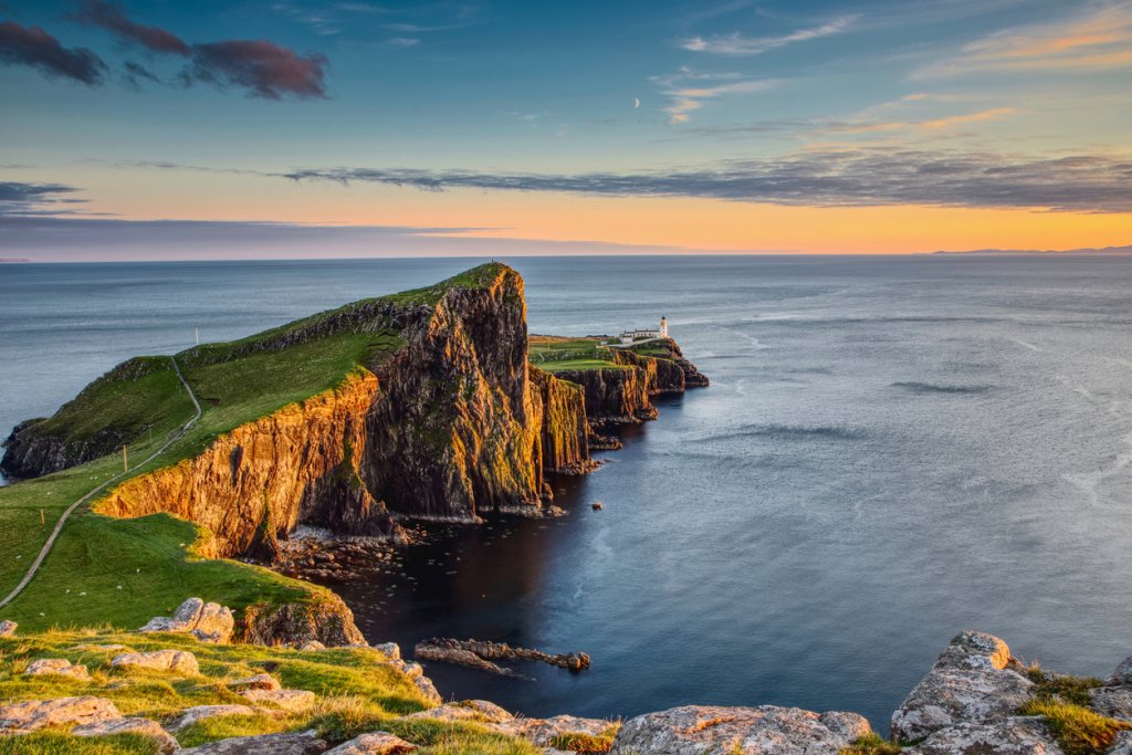 Neist Point, остров Скай, Шотландия
В западния край на може би най-красивия остров на Шотландия – Скай, се намира един от най-известните фарове в страната – Neist Point. Голяма част от популярността му се дължи на мястото, където се намира – издаденият в морето полуостров със същото име и невероятната гледка, която той сам представлява.
До фара може да се стигне пеша, което осигурява великолепна гледка към морето и доста вятър в косите.