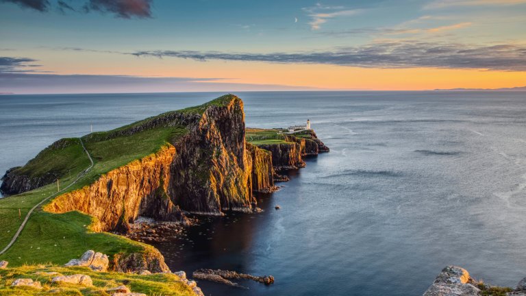 Neist Point, остров Скай, Шотландия
В западния край на може би най-красивия остров на Шотландия – Скай, се намира един от най-известните фарове в страната – Neist Point. Голяма част от популярността му се дължи на мястото, където се намира – издаденият в морето полуостров със същото име и невероятната гледка, която той сам представлява.
До фара може да се стигне пеша, което осигурява великолепна гледка към морето и доста вятър в косите.