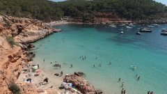 "Чуждестранните туристи вече могат да планират почивката си", обяви премиерът на страната Педро Санчес