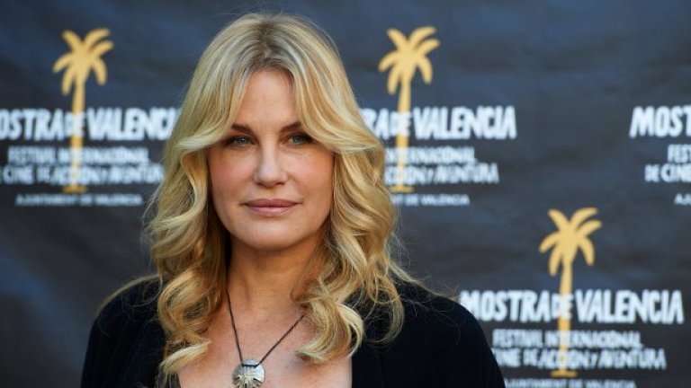 Дарил Хана 
Дарил Хана не е сред най-заможните от този списък, но със сигурност може да си позволи да живее повече от добре, ако иска. Актрисата е върл еко-активист и живее в не много голяма двуетажна къща, която лично е реставрирала и пригодила за живот, използвайки рециклирани материали. Тя сама отглежда зеленчуци и дори ги продава на близкия фермерски пазар.