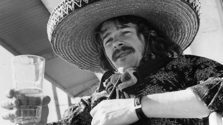 Боби Кер от Съндърланд се наслаждава на студено питие в Майорка през 1973 г.