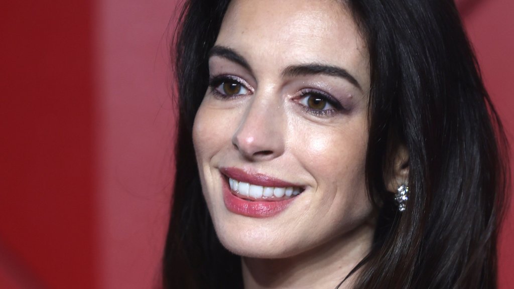 Ан Хатауей е „Най-красивата в света“ за 2026 г.