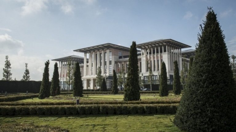 Преместрането в палата се смята са символ на това, което Ердоган променя в усилията си към изграждане на "нова Турция"
