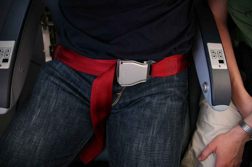 1280px-Airplane_seat_belt_1
