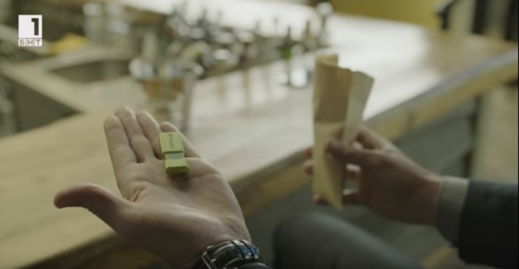 Зелената флашка, която преобръща действието