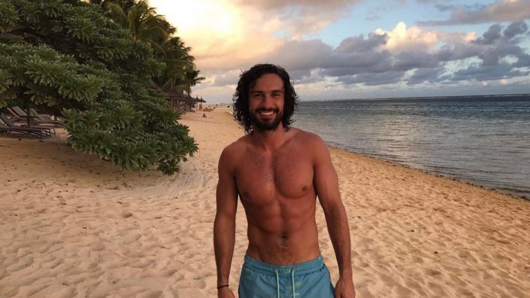 30-годишният британец Джо Уикс е истинска звезда в социалната мрежа. Той е построил своя фитнес империя с повече от 5 милиона фена и използва всяка свободна минута да развива бизнеса си.