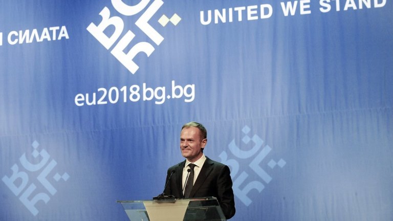 Днес бившият полски премиер е силно недолюбван в от консервативния елит в родната си страна. А и ако попитате 10 българи каква позиция заема Доналд Туск в йерархията на Евросъюза - едва ли ще получите 10 верни отговора.
Повечето обаче ще запомнят откриването на председателството само с него: с поляка, който беше чут от всички българи и спечели уважението им за по-малко от 4 минути.