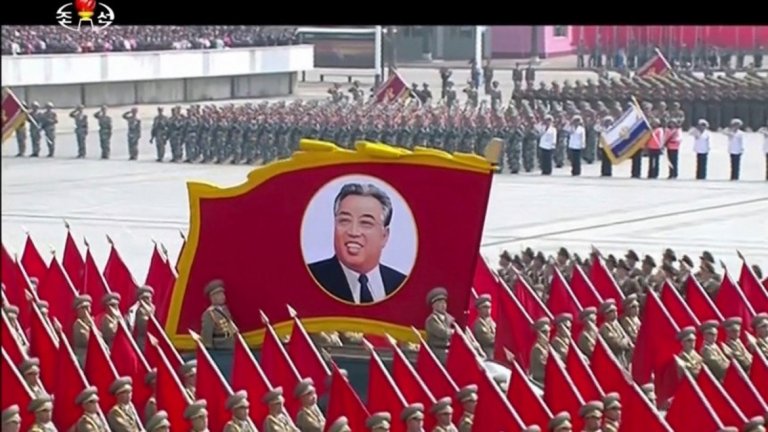 Ким Чен-ун показа арсенала си на парад в Пхенян