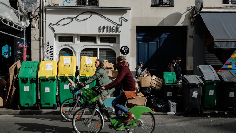 Париж потъна в боклук заради стачките (снимки)
