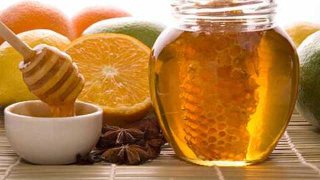 fresh honey with honeycomb, lemons, oranges, cinnamon, vanilla, anise star