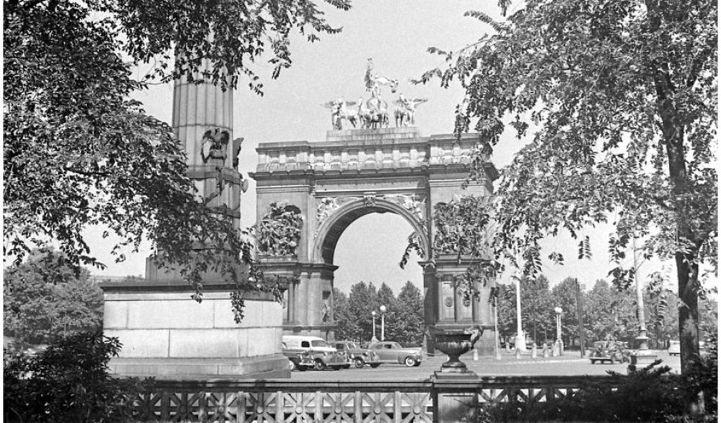 Grand Army Plaza в Проспер парк, Бруклин, 1946 година