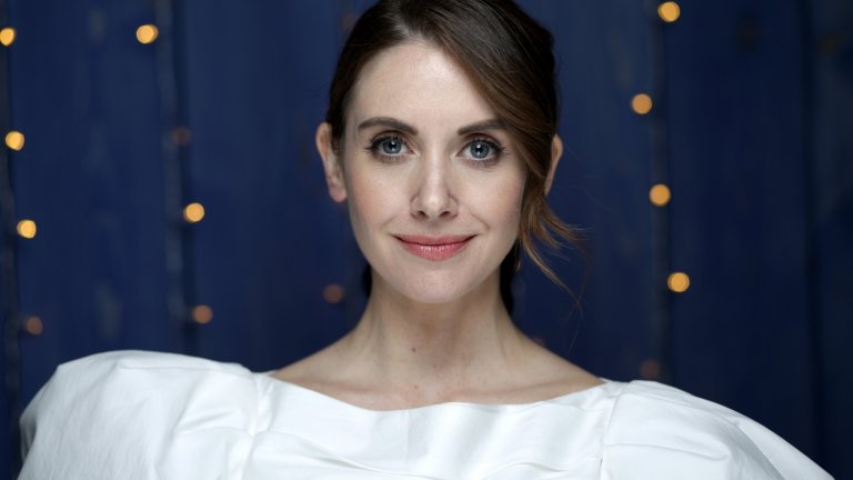 Сексуалността има място в изпълненията ѝ още като тийнейджър
Бри без свян разказва за най-ранните си комедийни опити, в които още като дете се е шегувала на сексуална тематика пред роднини. Сама казва, че още на 10 тя и другите деца около нея са се интересували от темата "секс", без да знаят нещо за него. Това се прехвърля и в гимназията, където пред камера Алисън изпълнява комедийни скечове за перверзна медицинска сестра, която е спала с всички лекари. Докато нейна приятелка я снима, тя играе ролите както сестрата, така и докторите.
Първата ѝ истинска роля на сцена обаче е на... куче. Изиграва я в мюзикъл в Еврейския общностен център в Лос Фелиз, щата Калифорния, и прекарва цялото представление на четири крака. Въпреки това "трудно" начало на сценичния ѝ път, след колежа успехът я застига бързо - работи в театрално шоу, а малко след това получава роля в "Момчетата от Мадисън Авеню" (Mad Mеn).