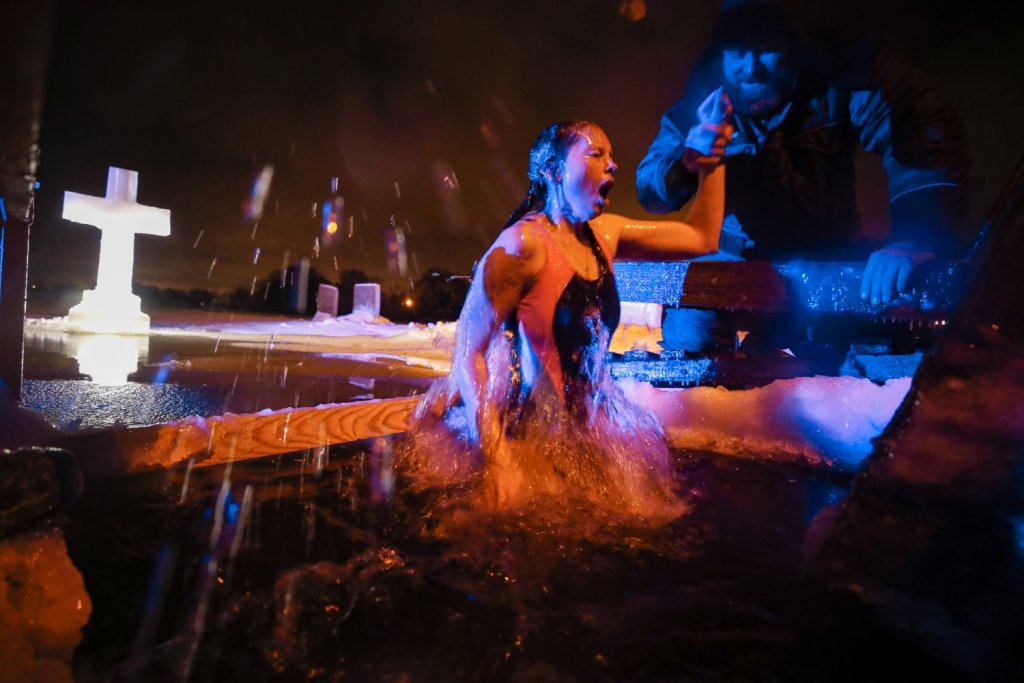 Ледена баня на -20 градуса - как руснаците празнуват Богоявление (снимки)