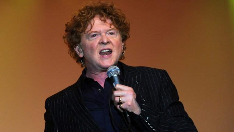 Simply red. Той е просто simply red. И е страхотен.