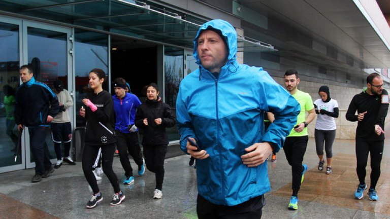 Дори в дъждовни дни в магазина на Nike рано сутрин се събират около 80 човека, които спортуват заедно, подкрепят се, а след това – разговарят. 