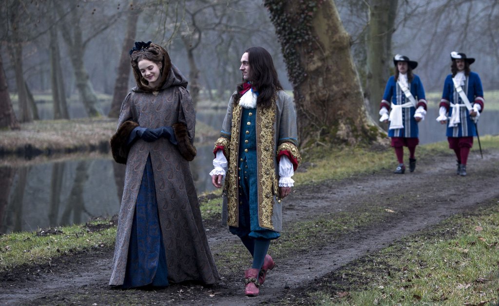 \"Версай\" (Versailles) 
Добре дошли в света на власт и предателство, любов, похот и войни от всякакъв вид, където придворните се борят за кралското благоволение. Френският крал Луи XIV е на 28 г. и най-после едноличен владетел на своето кралство. Пр