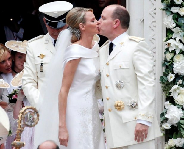 Принцът на Монако Албер II и бившата олимпийска звезда в плуването Чарлийн Уитсток се ожениха