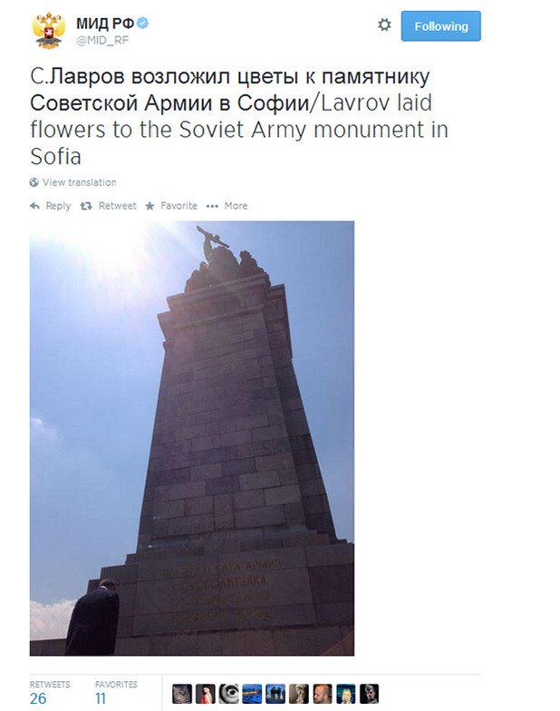 Една от първите задачи на Сергей Лавров бе да се поклони пред Паметника на съветската армия. Комуникационният екип на руския външен министър пускаше редовни публикации в Twitter от мероприятията в София.