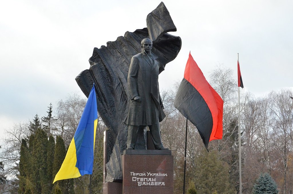 1280px-Ternopil_-_Pamyatnik_Stepanovi_Banderi_-_17017439