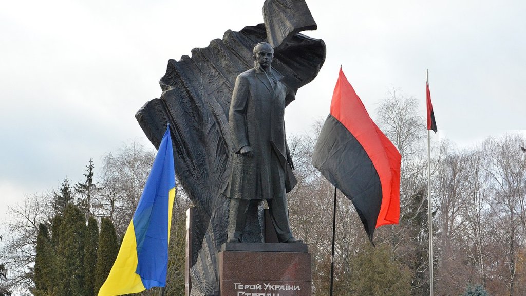 1280px-Ternopil_-_Pamyatnik_Stepanovi_Banderi_-_17017439