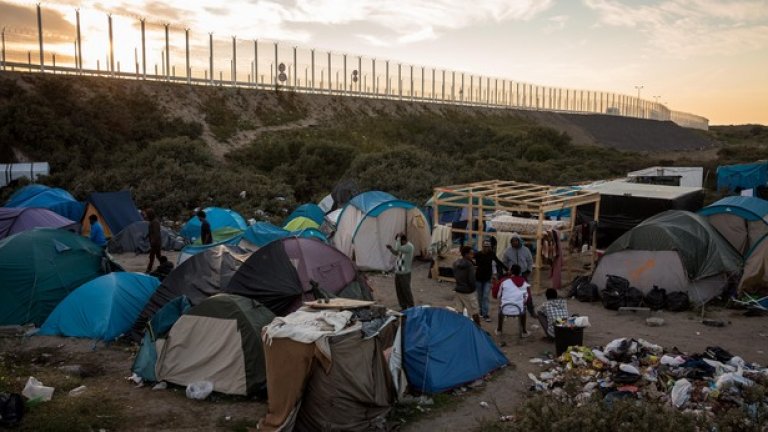 Мигрантска криза в Кале, Франция, където ститици бежанци и нелегални имигранти опитаха да преминат пред железопътната линия под Ла Манша, за да стигнат Великобритания