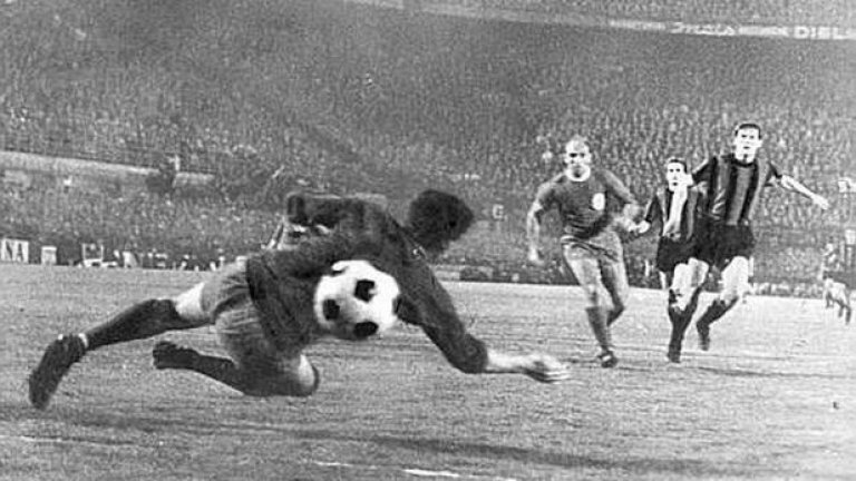 Джачинто Факети отбелязва третия гол за победата на Интер с 3:0 над Ливърпул в полуфинал-реванш за КЕШ през 1965
