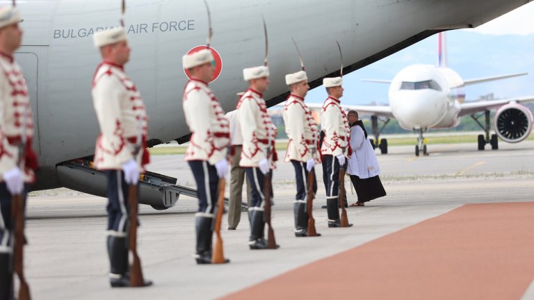 Положиха тленните останки на цар Фердинанд в двореца "Врана" (видео и снимки)