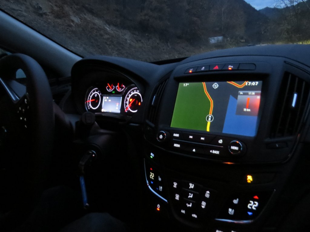 Дисплеят е много добре проектиран и изключително удобен в основния instrument panel. От волана на необходимите менюта се превключва лесно без отклоняване на погледа към средния мултимедиен дисплей