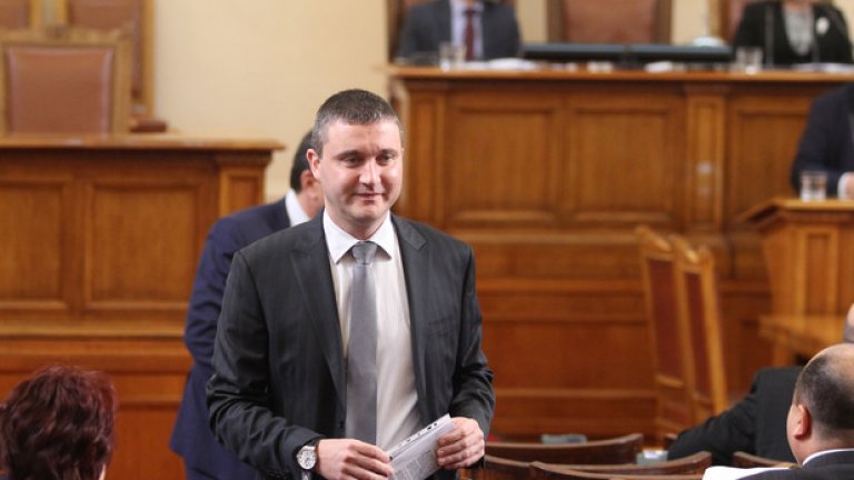 Социалистите обвиняват управляващите, че си осигуряват финансово спокойствие с тези 16 милиарда лева, но ГЕРБ посочват, че дългът не ражда дефицит, а е начин да се финансира дефицит.