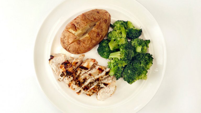 5. Печен картоф, пълнен със сирене и броколи
Печеният картоф, пълнен с броколи и разтопено нискомаслено сирене, е перфектната храна между обяда и вечерята. Един подобен 100-грамов картоф съдържа около 100 калории и е засищащ, благодарение на водата и фибрите, които съдържа. Комбинацията от фибрите на картофа и броколито и протеина от сиренето ще ви достави достатъчно енергия под формата на въглехидрати.