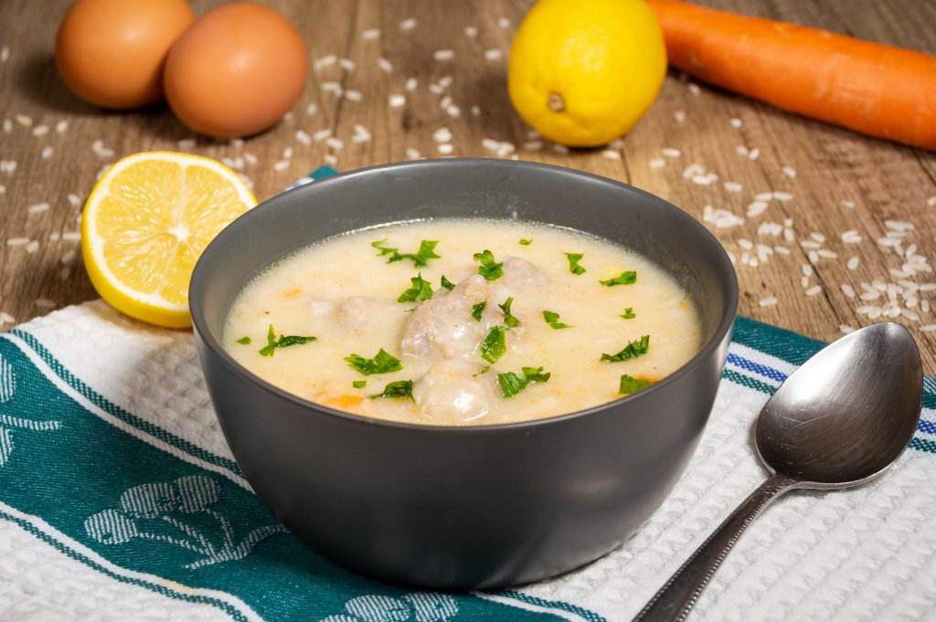 Супа топчетаВариации на тази супа има в Гърция, Турция, Румъния, че дори и Чехия, Унгария, Франция и Германия. Ние няма как да я подминем в такъв списък, защото е любима на толкова много поколения. Супата е засищаща, богата и спокойно замества и основно ядене заради наличието на всичко необходимо – месо, зеленчуци, богат бульон. 

В Рецептурника за заведения за обществено хранене супата е със застройка от кисело мляко и яйце и се сервира поръсена с магданоз.