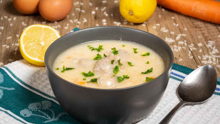 Супа топчетаВариации на тази супа има в Гърция, Турция, Румъния, че дори и Чехия, Унгария, Франция и Германия. Ние няма как да я подминем в такъв списък, защото е любима на толкова много поколения. Супата е засищаща, богата и спокойно замества и основно ядене заради наличието на всичко необходимо – месо, зеленчуци, богат бульон. 
В Рецептурника за заведения за обществено хранене супата е със застройка от кисело мляко и яйце и се сервира поръсена с магданоз.