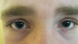 Pupils,_please_try_and_realise_what_this_means,_the_lights_are_on,_but_the_pupils_are_wide._(35388750002)